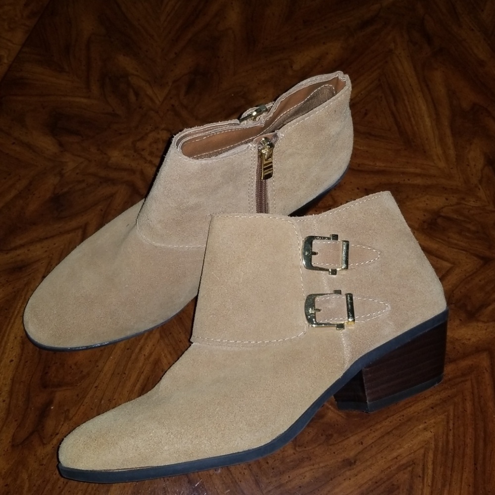 BOOTIES!!! Tan suede